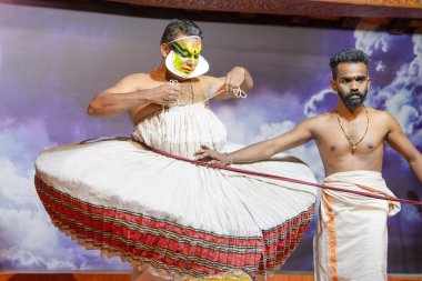 Kathakali sanatçısı kurutuldu, Kerala, malayalam geleneksel Hint dansı, mim, drama ve müzik gösterisi, Hindu mitolojisi hikayesi, püritenler, Thekkady in India, 25.03.2025