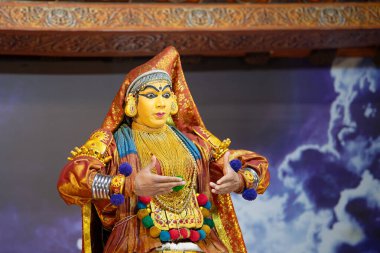 Kerala 'da Kathakali performansı, malayalam geleneksel Hint dansı, mim, drama ve müzik gösterisi, Hindu mitolojisi hikayesi, Puranas, Thekkady in India, 25.03.2025