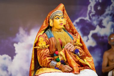 Kerala 'da Kathakali performansı, malayalam geleneksel Hint dansı, mim, drama ve müzik gösterisi, Hindu mitolojisi hikayesi, Puranas, Thekkady in India, 25.03.2025