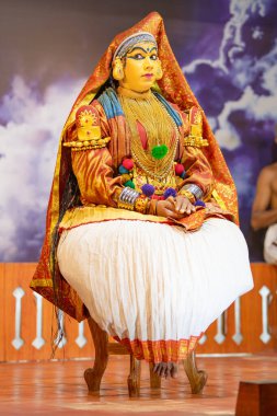 Kerala 'da Kathakali performansı, malayalam geleneksel Hint dansı, mim, drama ve müzik gösterisi, Hindu mitolojisi hikayesi, Puranas, Thekkady in India, 25.03.2025