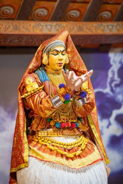 Kerala 'da Kathakali performansı, malayalam geleneksel Hint dansı, mim, drama ve müzik gösterisi, Hindu mitolojisi hikayesi, Puranas, Thekkady in India, 25.03.2025