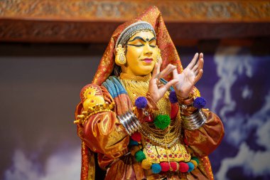 Kerala 'da Kathakali performansı, malayalam geleneksel Hint dansı, mim, drama ve müzik gösterisi, Hindu mitolojisi hikayesi, Puranas, Thekkady in India, 25.03.2025