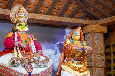 Kerala 'da Kathakali performansı, malayalam geleneksel Hint dansı, mim, drama ve müzik gösterisi, Hindu mitolojisi hikayesi, Puranas, Thekkady in India, 25.03.2025