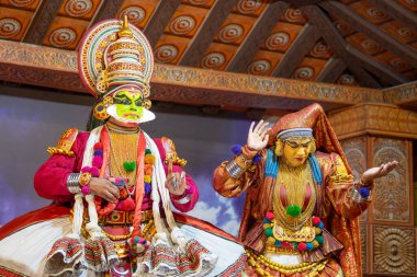 Kerala 'da Kathakali performansı, malayalam geleneksel Hint dansı, mim, drama ve müzik gösterisi, Hindu mitolojisi hikayesi, Puranas, Thekkady in India, 25.03.2025