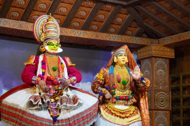 Kerala 'da Kathakali performansı, malayalam geleneksel Hint dansı, mim, drama ve müzik gösterisi, Hindu mitolojisi hikayesi, Puranas, Thekkady in India, 25.03.2025