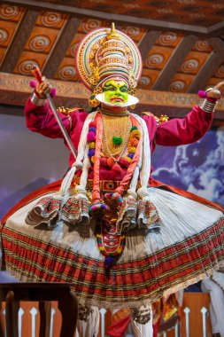 Kerala 'da Kathakali performansı, malayalam geleneksel Hint dansı, mim, drama ve müzik gösterisi, Hindu mitolojisi hikayesi, Puranas, Thekkady in India, 25.03.2025