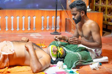 Kathakali 'nin yeşil pachcha rengi, Kerala, malayalam geleneksel Hint dansı, pandomim, drama ve müzik gösterisi sanatçısı, Thekkady in India, 25.03.2025