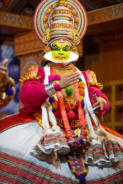 Kerala 'da Kathakali performansı, malayalam geleneksel Hint dansı, mim, drama ve müzik gösterisi, Hindu mitolojisi hikayesi, Puranas, Thekkady in India, 25.03.2025