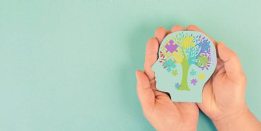 Alzheimer farkındalık günü, bunama tanısı, Parkinson hastalığı, hafıza kaybı bozukluğu, yapboz ya da yapboz parçaları olan beyin.