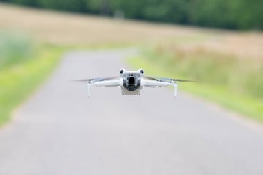 Uçan insansız hava aracı, hava helikopteri, dijital kamera, modern teknoloji fotoğrafçılık, video, izleme ve dağıtım hizmeti, tarım, arama ve kurtarma için kullanılır.