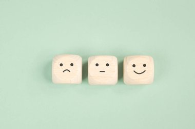 Mutlu gülümseme ve üzgün yüz, ruh sağlığı, tutum, olumlu ve olumsuz akıl, duygu, destek ve depresyonu etkileme