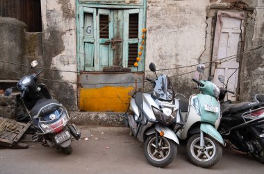 Motosiklet, Mumbai 'deki eski ev, eski kırsal cephe ve pencere, Hindistan' da ulaşım scooter 'ı, 04.03.2025