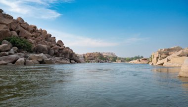 Hampi, Tungabhadra nehri, kayalık arazi, Güney Hindistan, Karnataka, Cyclopean granit kayaları.