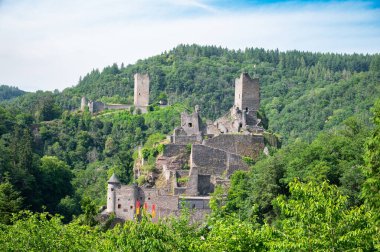 Niederburg Şatosu Manderscheid, Almanya 'da Eifel volkanik harabeleri, yeşil orman ve dağlarla çevrili.