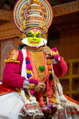 Kerala 'da Kathakali performansı, malayalam geleneksel Hint dansı, mim, drama ve müzik gösterisi, Hindu mitolojisi hikayesi, Puranas, Thekkady in India, 25.03.202