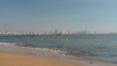 Juhu plajı ve Mumbai, Hindistan 'ın ufuk çizgisi, Asya' da seyahat noktası, tropikal batı kıyısı, Arap Denizi 