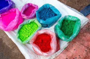 Holi festivali Hindistan, renkli tozla market tezgahı, Hindu bayramı, Hinduizm dini ve kültürünü kutluyor.
