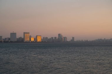 Juhu plajı ve Mumbai, Hindistan 'ın ufuk çizgisi, Asya' da seyahat noktası, tropikal batı kıyısı, Arap denizi, alacakaranlık gecesi 