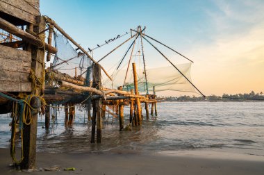 Kochi sahilinde Çin balık ağları, Hindistan 'da Kerala, Cheenavala veya Tangkul, geleneksel sabit kaldırma ağı