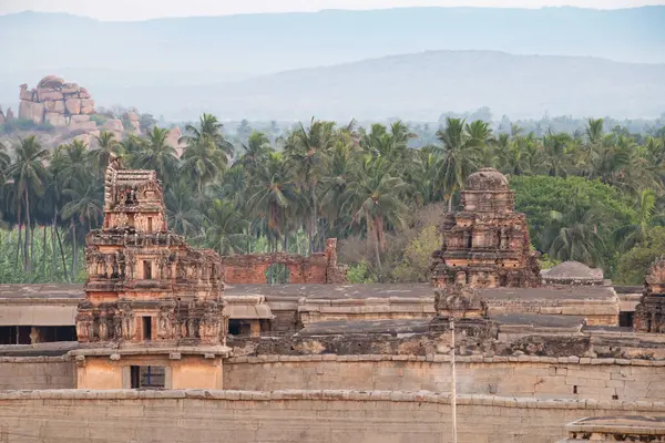 Güney Hindistan, Hampi 'deki Virupaksha tapınağı, antik Vijayanagara İmparatorluğu medeniyetinin tarihi anıtı, Hinduizm kültürü ve dini