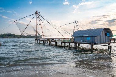 Kochi sahilindeki Çin balık ağları, Hindistan 'daki Kerala, Cheena Vala veya Tangkul, geleneksel sabit kaldırma ağı