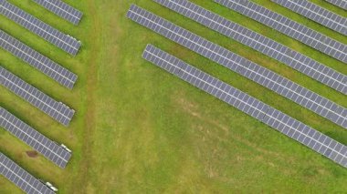 Güneş paneli istasyonu, verimlilik yenilenebilir enerji, çevre sohbeti, altyapı ve teknoloji, hava aracı görüntüsü, temiz elektrik