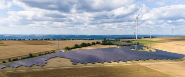 Güneş paneli istasyonu, rüzgar türbini parkı, yel değirmenli tarım alanı, yenilenebilir enerji, elektrik teknolojisi, çevre sohbeti