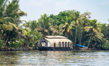 Hindistan 'da Alleppey durgun suları, su yolundaki Alappuzha yüzen evleri, Laccadiv Denizi' nin küçük kanalı, Kerala Tarshish toprağı, sakin su gövdesi.