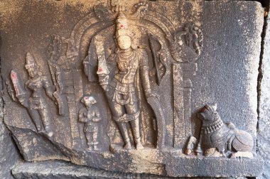 Antik heykel Hampi tapınağında, Tungabhadra nehrinin kayasına oyulmuş, Hindu dini, Lakshmi Narasimha shiva Vijayanagara İmparatorluğu 'nun harabesinde.