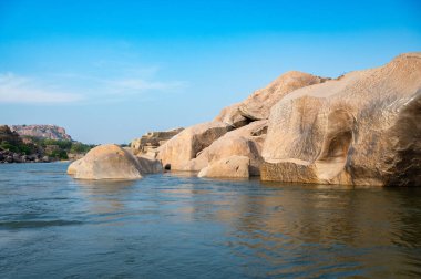Hampi, Tungabhadra nehri, kayalık arazi, Güney Hindistan, Karnataka, Cyclopean granit kayaları.