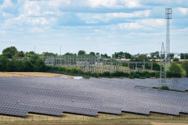 Güneş paneli istasyonu, verimlilik yenilenebilir enerji, çevre sohbeti, altyapı ve teknoloji, temiz elektrik 
