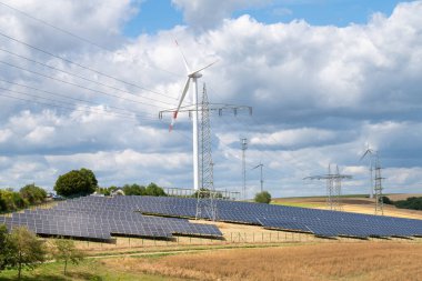 Güneş paneli istasyonu, rüzgar türbini parkı, yel değirmenli tarım alanı, yenilenebilir enerji, elektrik teknolojisi, çevre sohbeti