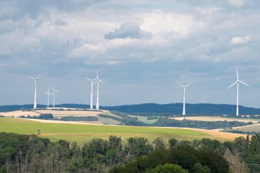 Rüzgar türbini parkı, yazın tarımsal alan ve orman, Almanya 'da manzara, çevre ve ekosistem, yenilenebilir sürdürülebilir enerji