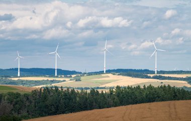 Rüzgar türbini parkı, yazın tarımsal alan ve orman, Almanya 'da manzara, çevre ve ekosistem, yenilenebilir sürdürülebilir enerji