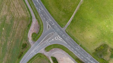 Almanya 'da doğada yol ve orman manzarası, hava manzarası, yaz çayır tarlası, kırsal seyahat, tarım 