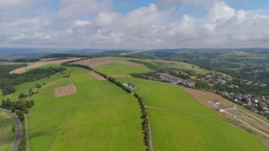 Almanya 'da manzara, rüzgar türbini parkı, yazın tarımsal alan ve orman, hava manzarası, çevre ve ekosistem, yenilenebilir sürdürülebilir enerji