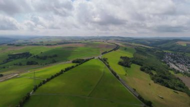 Almanya 'da manzara, rüzgar türbini parkı, yazın tarımsal alan ve orman, hava manzarası, çevre ve ekosistem, yenilenebilir sürdürülebilir enerji