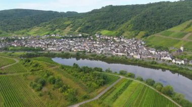 Bremm, Moselle Vadisi, Almanya, Mosel Nehri, Cochem Zell, Calmont üzüm bağları, hava manzaralı bir kasaba.
