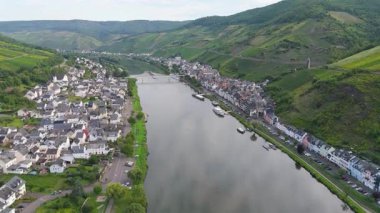 Zell köyü, Moselle nehri, Zeller Hamm, Mosel vadisi manzarası, Rhineland Palatinate, Almanya, üzüm bağı dağı.