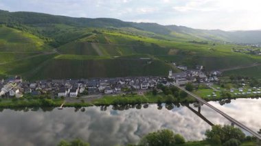 Kinheim Kroev köyü, Moselle nehri, Bernkastel bölgesi, Mosel vadisi manzarası, üzüm bağı dağı, Rhineland Palatinate, Almanya