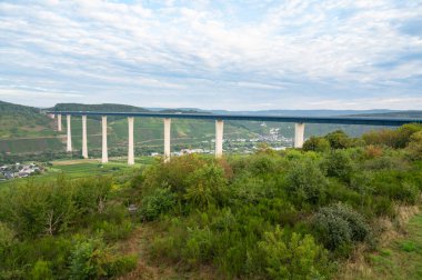 Yüksek Moselle Köprüsü Zeltingen Rachtig yakınlarındaki Mosel Nehri Vadisi 'ni bağlıyor. Otoyol geçidi, Alman otobanı, hava manzarası.