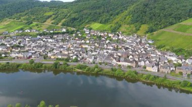 Bremm, Moselle Vadisi, Almanya, Mosel Nehri, Cochem Zell, Calmont üzüm bağları, hava manzaralı bir kasaba.