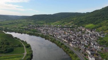 Bremm, Moselle Vadisi, Almanya, Mosel Nehri, Cochem Zell, Calmont üzüm bağları, hava manzaralı bir kasaba.