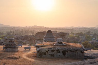 Hampi tapınağı yıkıntısı, kaya manzarası, Hemakuta Tepesi, Güney Hindistan, tarihi anıt, antik Vijayanagara İmparatorluğu, Hindu kültürü ve dini