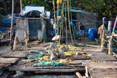 Kochi sahilinde Çin balıkçı ağları, Hindistan 'da Kerala, Cheenavala veya Tangkul, geleneksel sabit kaldırma ağı, taşlara yakın, 20 Mart 2025