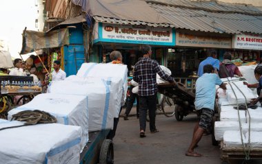 Mumbai sokakları, Mescid Bunder, Hindistan, varoşlarda küçük işletmeler ve işçiler, market tezgahları ve el arabaları, 4 Mart 2025