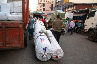 Mumbai sokakları, Mescid Bunder, Hindistan, varoşlarda küçük işletmeler ve işçiler, market tezgahları ve el arabaları, 4 Mart 2025