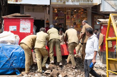 Mumbai polisi 2 Nisan 2025 'te Hindistan' da güvenli olmayan bir inşaat sahasından büyük bir kutu çıkardı.