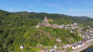 Cochem imparatorluk kalesi, dağdaki tepe taşı, Moselle Vadisi, hava manzaralı Mosel nehri, Almanya, orta yaşlı gotik anıt, tarih. 
