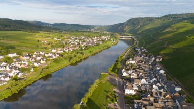 Kinheim Kroev köyü, Moselle nehri, Bernkastel bölgesi, Mosel vadisi manzarası, üzüm bağı dağı, Rhineland Palatinate, Almanya